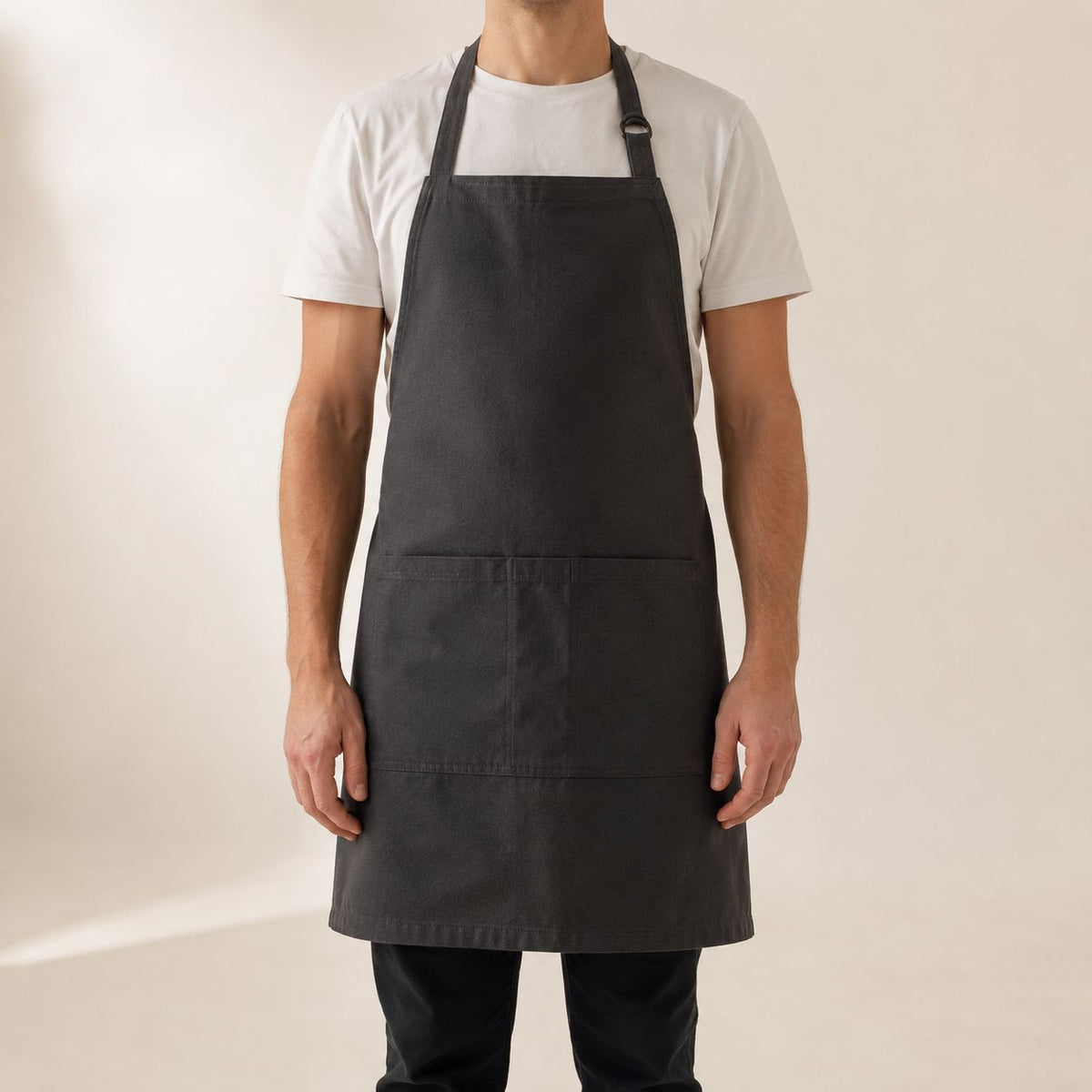 Tablier de cuisine anthracite porté, avec poches ventrales Image