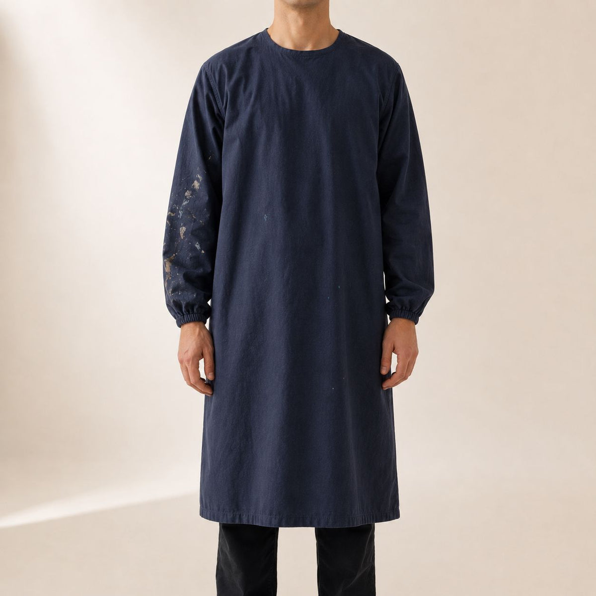 Blouse de peinture bleu marine à manches longues portée par un adulte Image