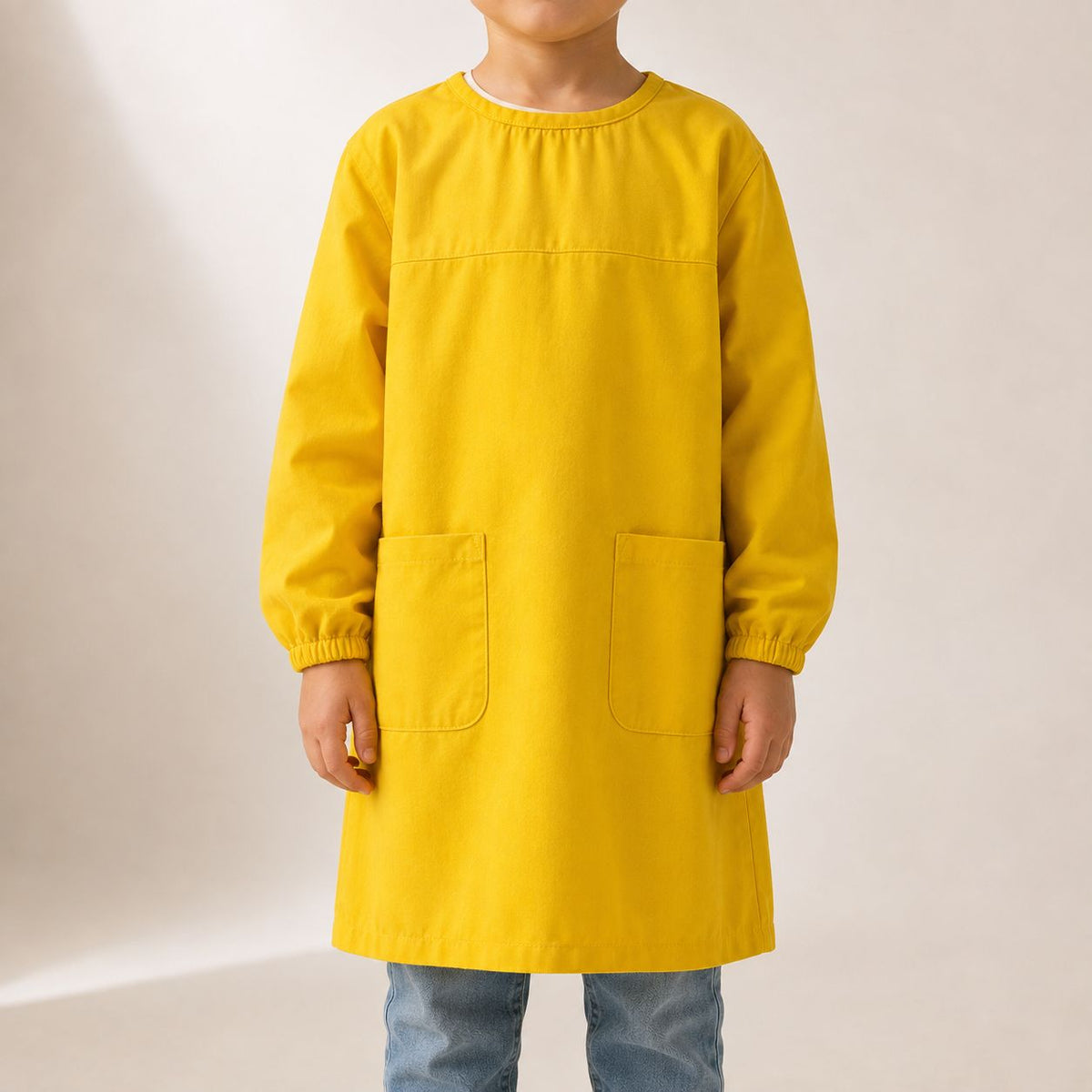 Blouse d'école jaune à manches longues portée par un enfant Image