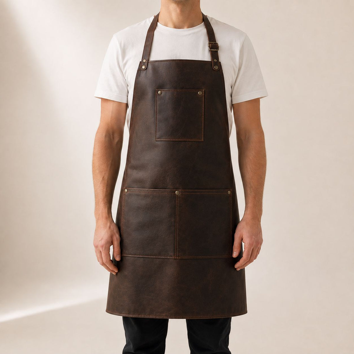 Tablier marron aspect cuir, poche poitrine et poches ventrales Image