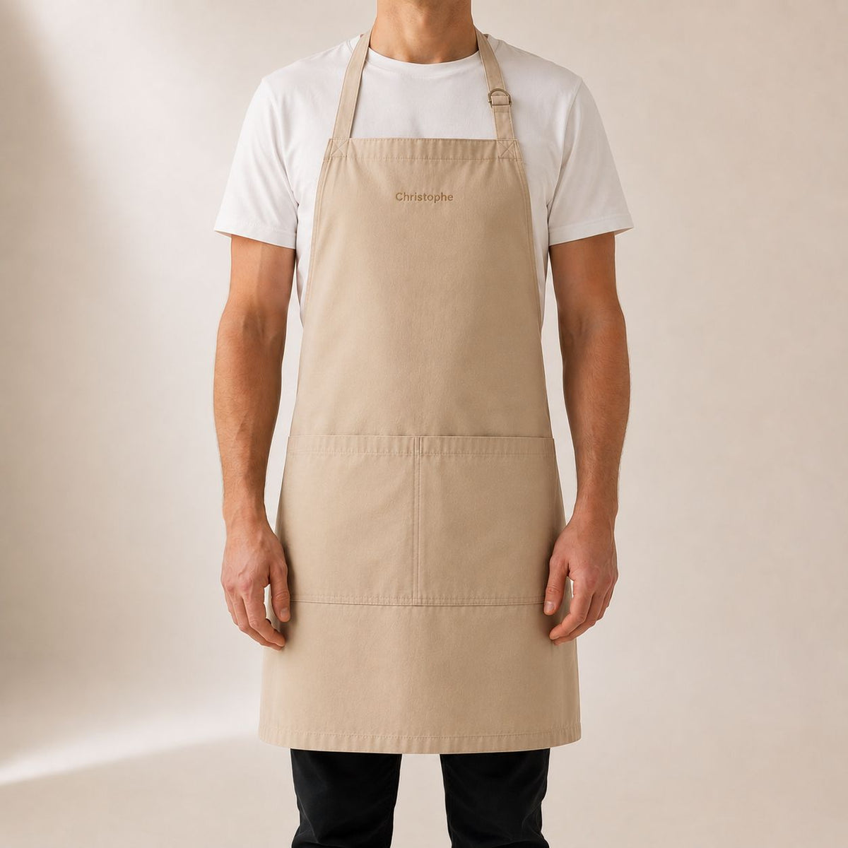 Tablier beige avec le prénom Christophe brodé sur la bavette Image