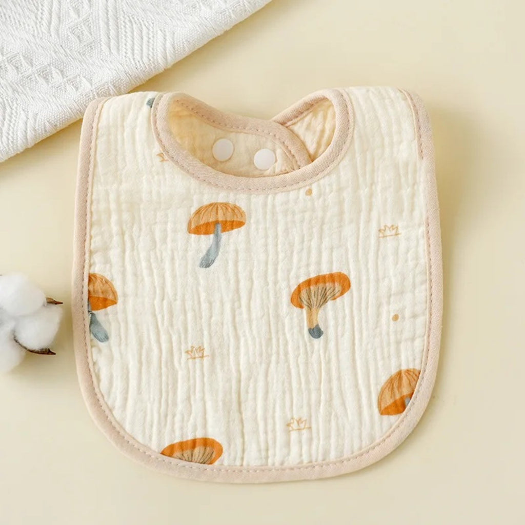 Bavette bébé en coton gaufré, motif imprimé sur fond écru, motif champignons, fond écru