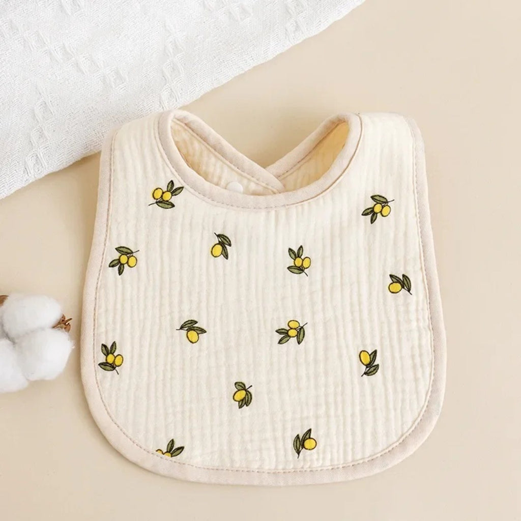 Bavette bébé en coton gaufré, motif imprimé sur fond écru, motif citrons, fond écru