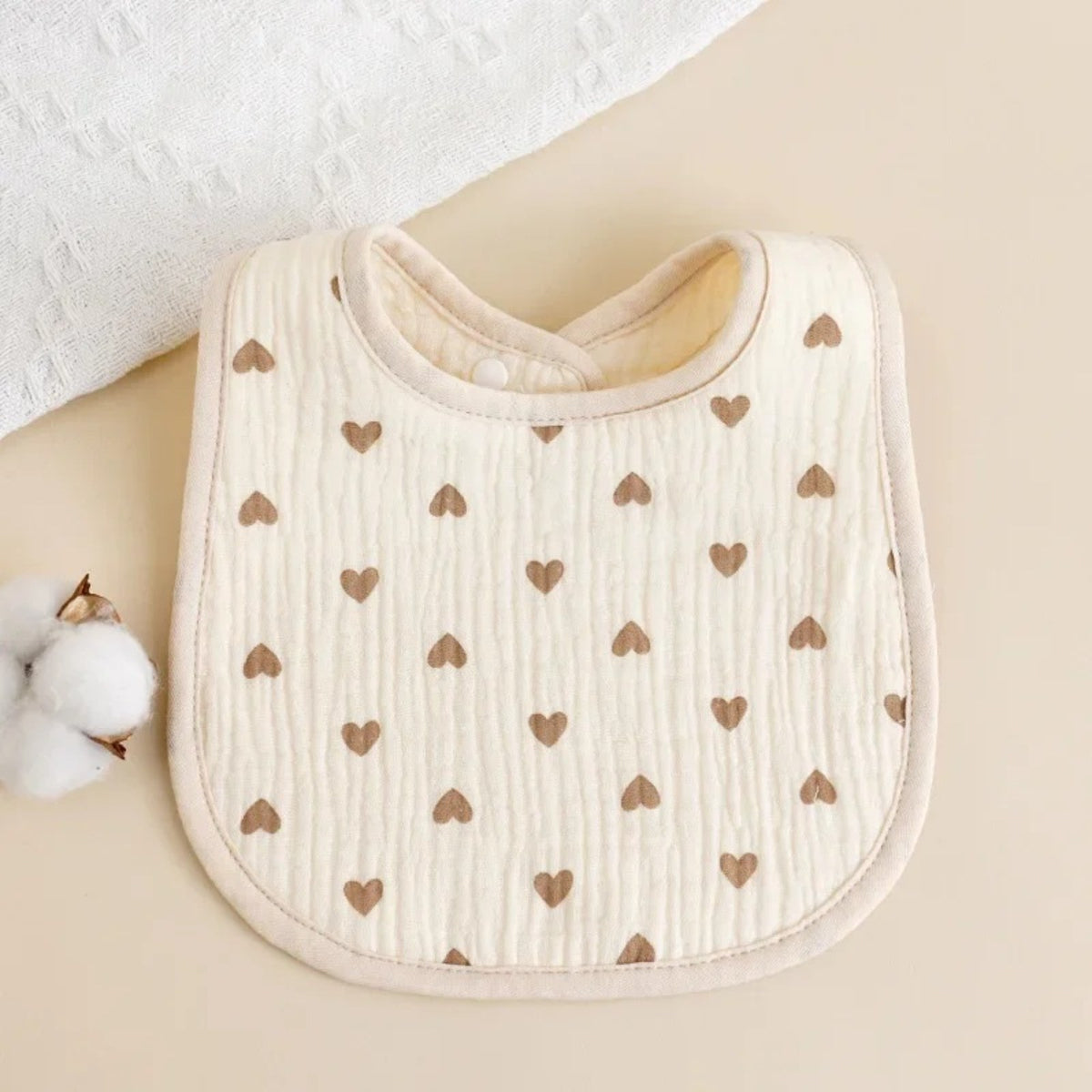 Bavette bébé en coton gaufré, motif imprimé sur fond écru, motif cœurs, fond écru