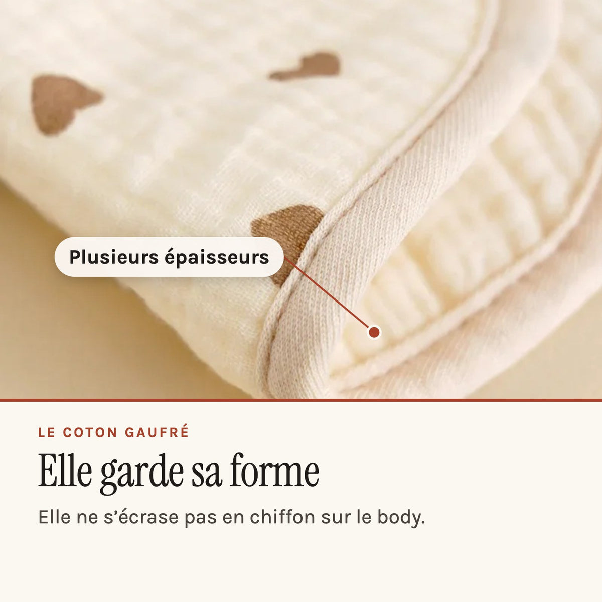 Bavette bébé en coton gaufré, motif imprimé sur fond écru, bord en plusieurs épaisseurs