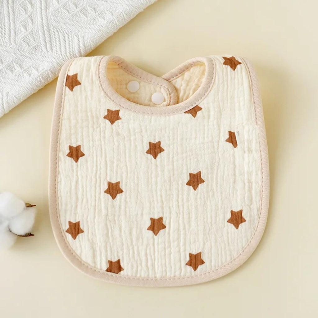 Bavette bébé en coton gaufré, motif imprimé sur fond écru, motif étoiles, fond écru