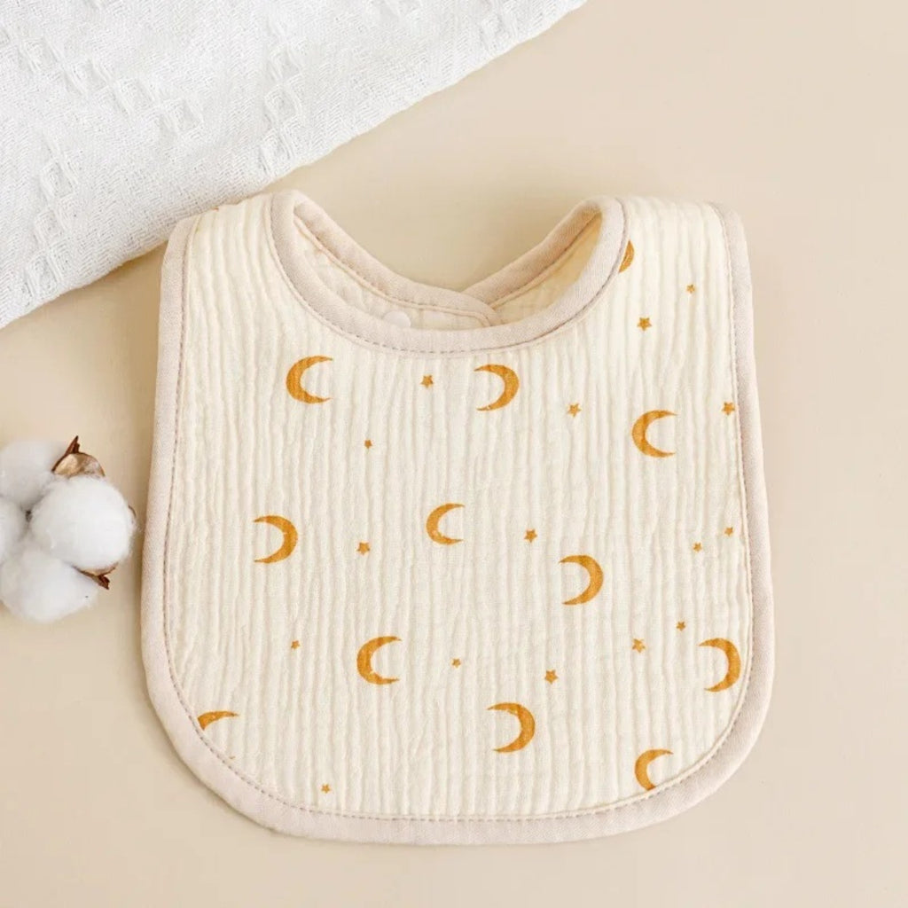 Bavette bébé en coton gaufré, motif imprimé sur fond écru, motif lunes, fond écru