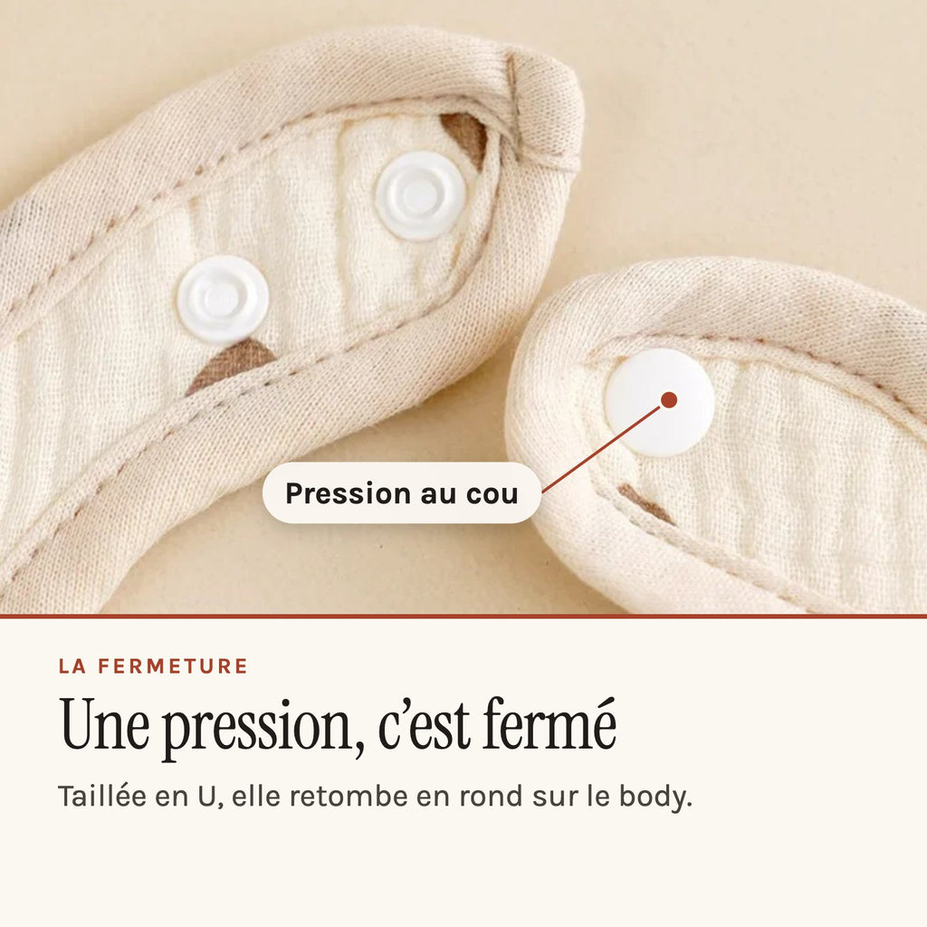 Bavette bébé en coton gaufré, motif imprimé sur fond écru, pression derrière le cou