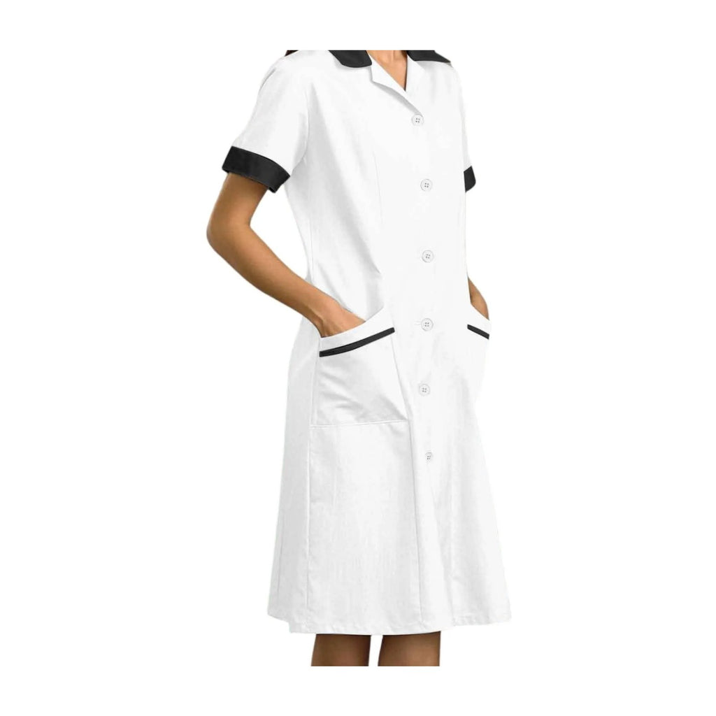 Blouse de travail femme de ménage, boutonnée, à col contrasté, blanc, portée boutonnée