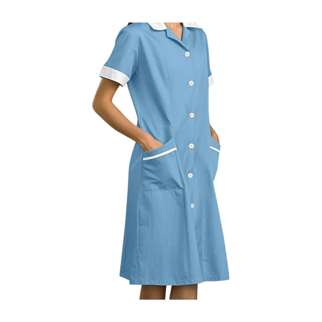 Blouse de travail femme de ménage, boutonnée, à col contrasté, bleu clair, portée boutonnée