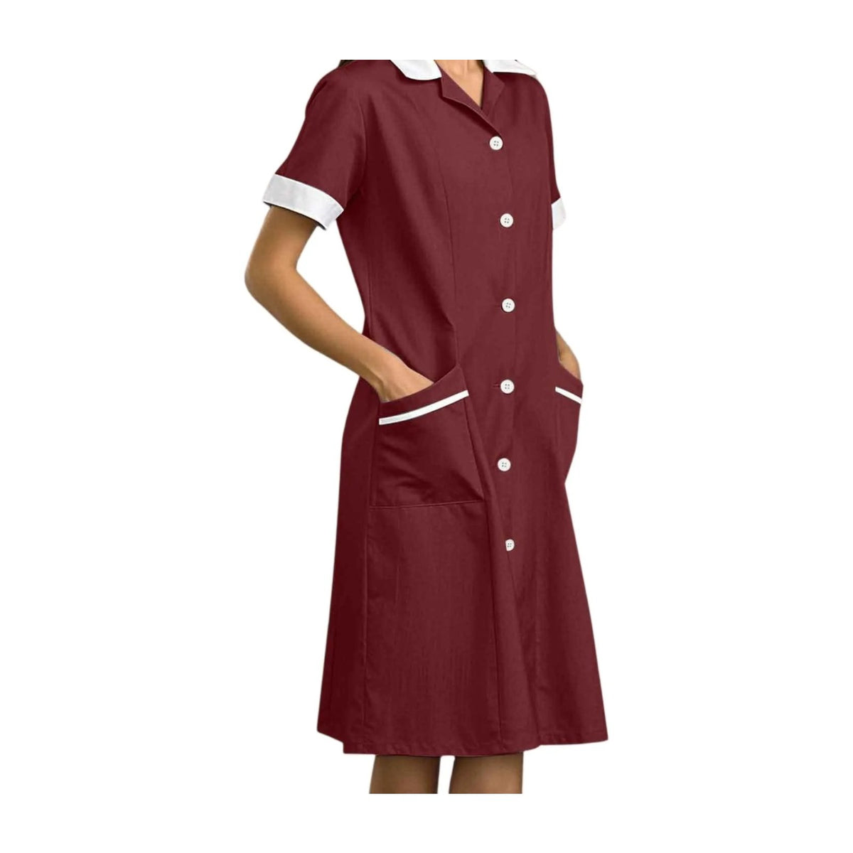 Blouse de travail femme de ménage, boutonnée, à col contrasté, bordeaux, portée boutonnée