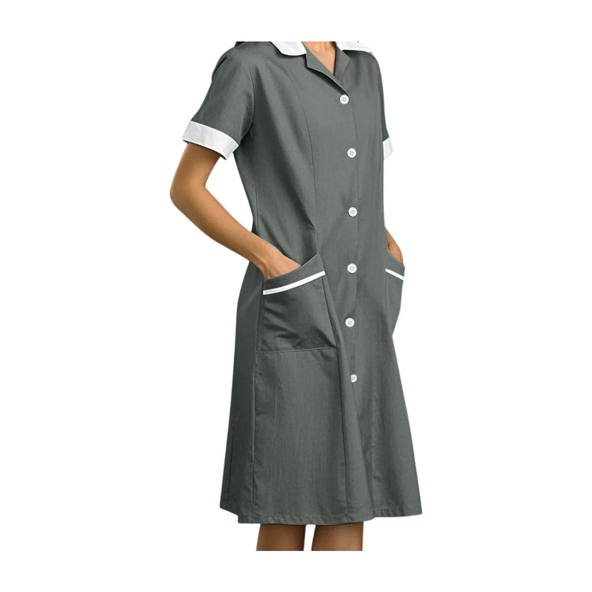 Blouse de travail femme de ménage, boutonnée, à col contrasté, gris, portée boutonnée