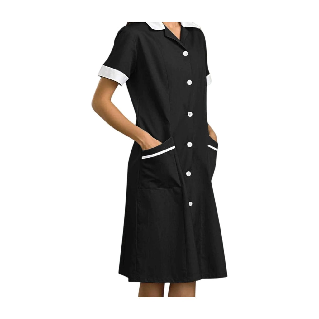 Blouse de travail femme de ménage, boutonnée, à col contrasté, noir, portée boutonnée