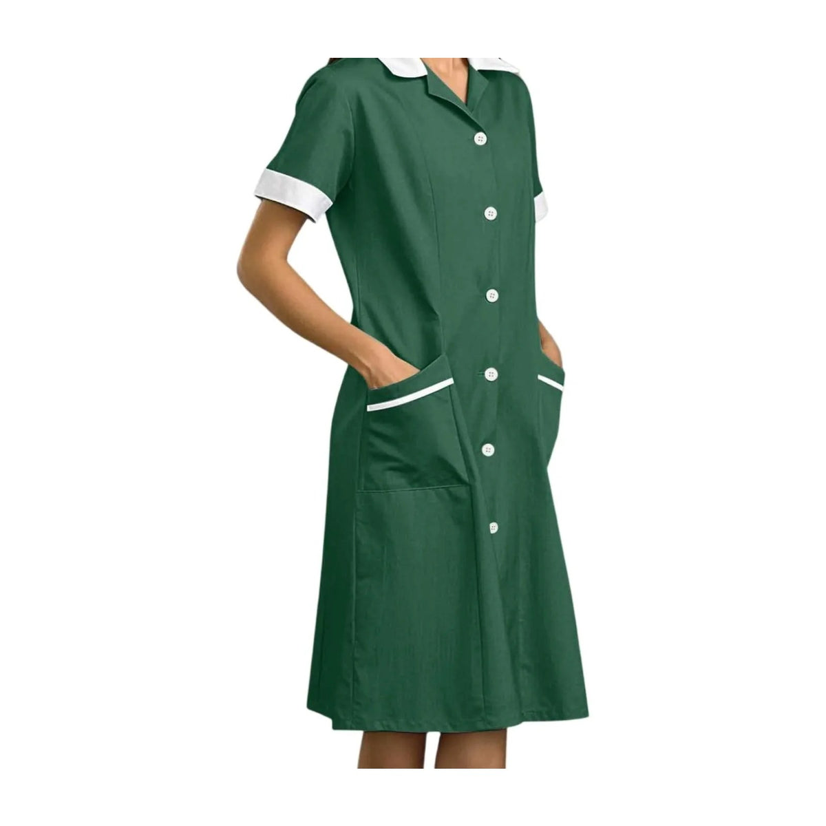Blouse de travail femme de ménage, boutonnée, à col contrasté, vert foncé, portée boutonnée