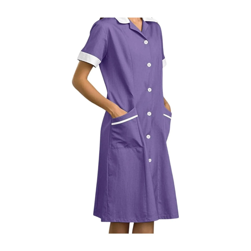 Blouse de travail femme de ménage, boutonnée, à col contrasté, violet, portée boutonnée