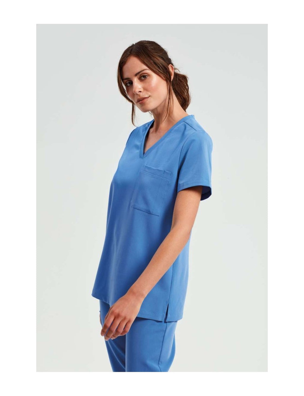 Blouse femme de travail col V, bleu ciel, de profil