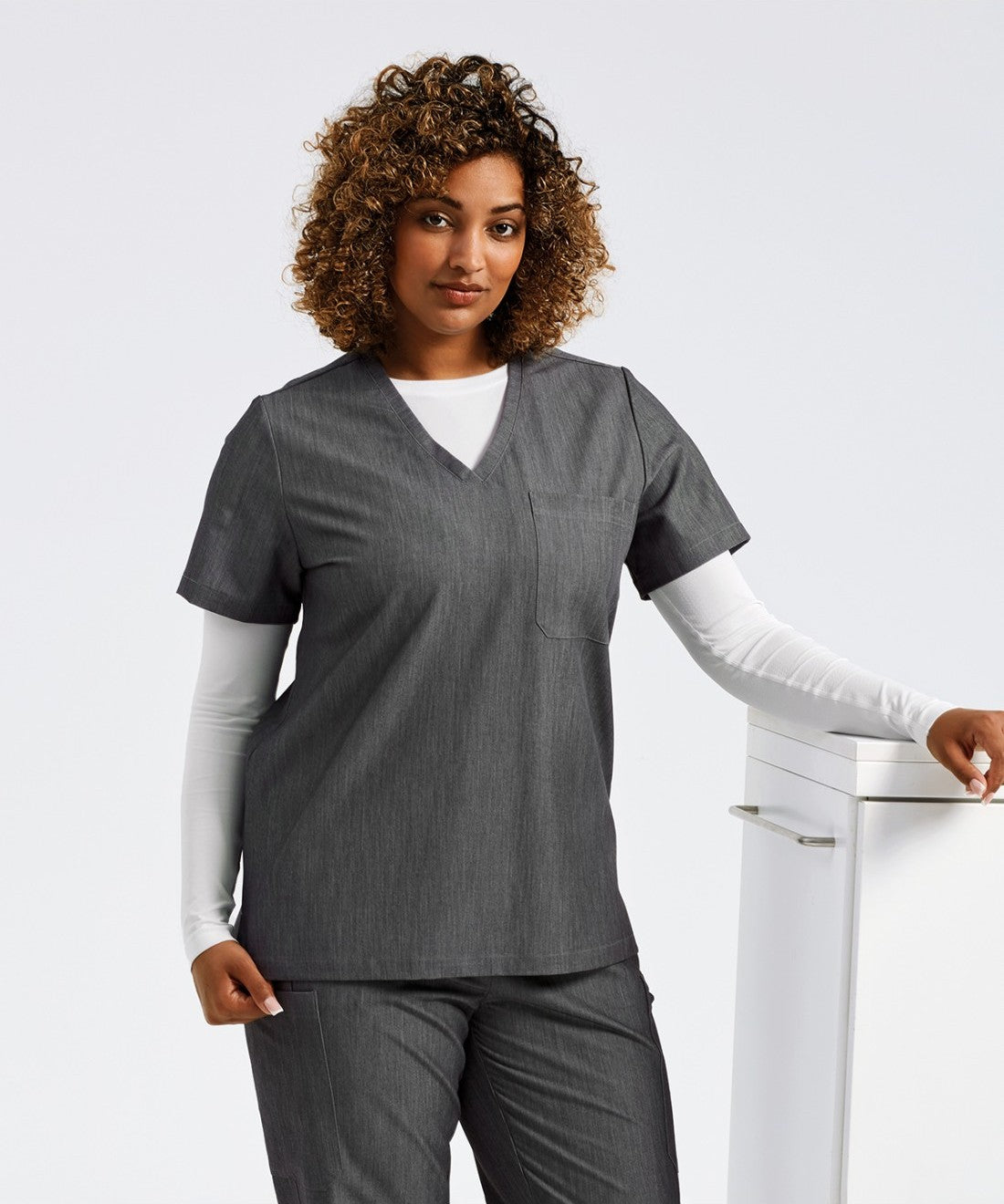 Blouse femme de travail col V, gris, photo portée