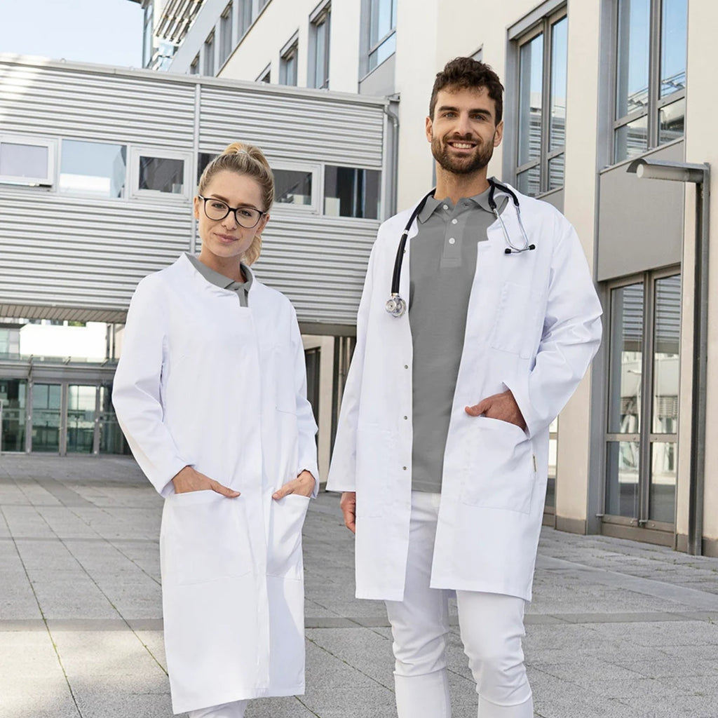 Blouse pharmacien blanche à col officier, coupes femme et homme, portées