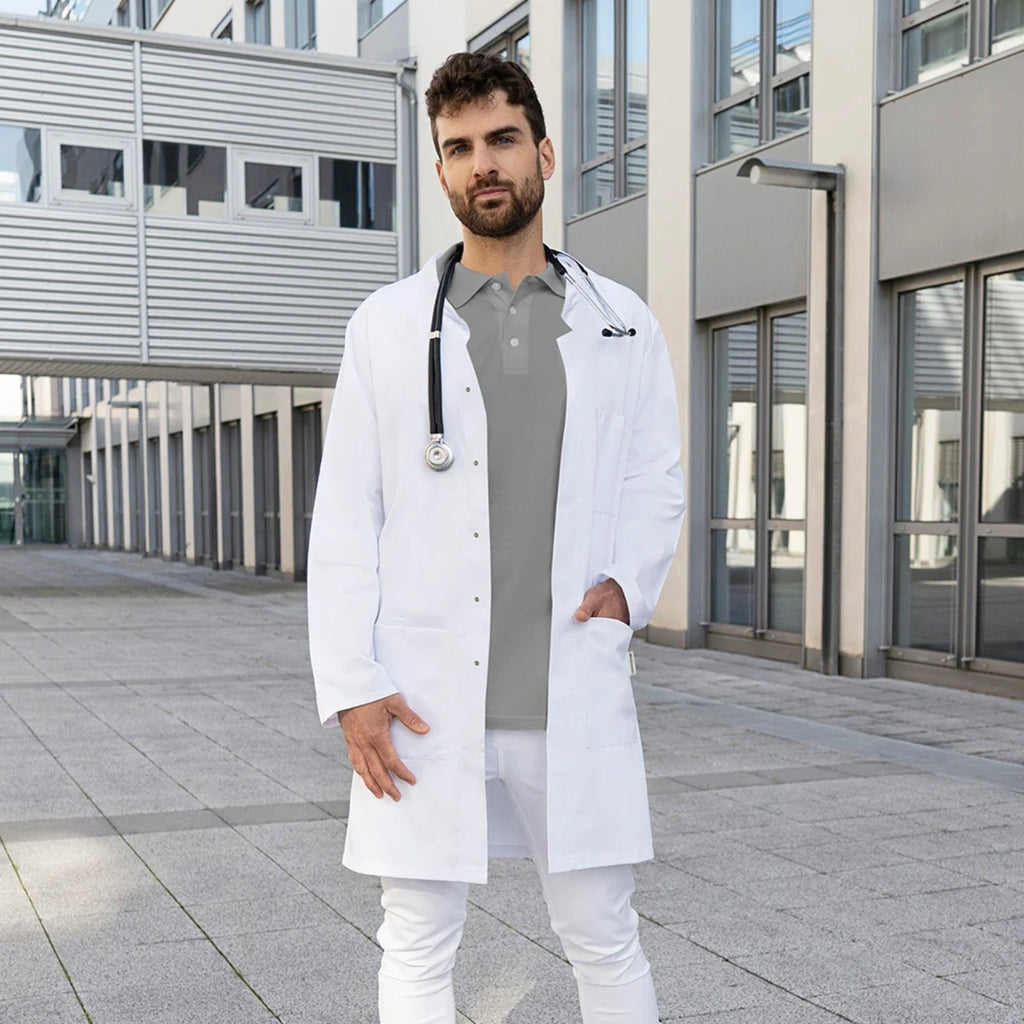 Blouse pharmacien blanche à col officier, coupe homme, portée
