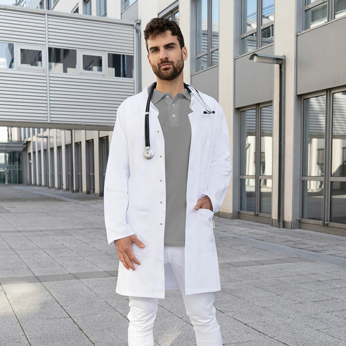 Blouse pharmacien blanche à col officier, coupe homme, portée