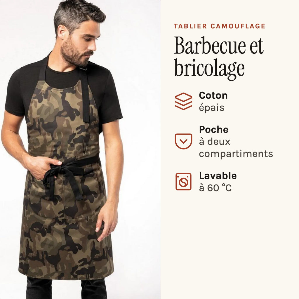 Tablier camouflage à bavette et grande poche, porté, main dans la poche