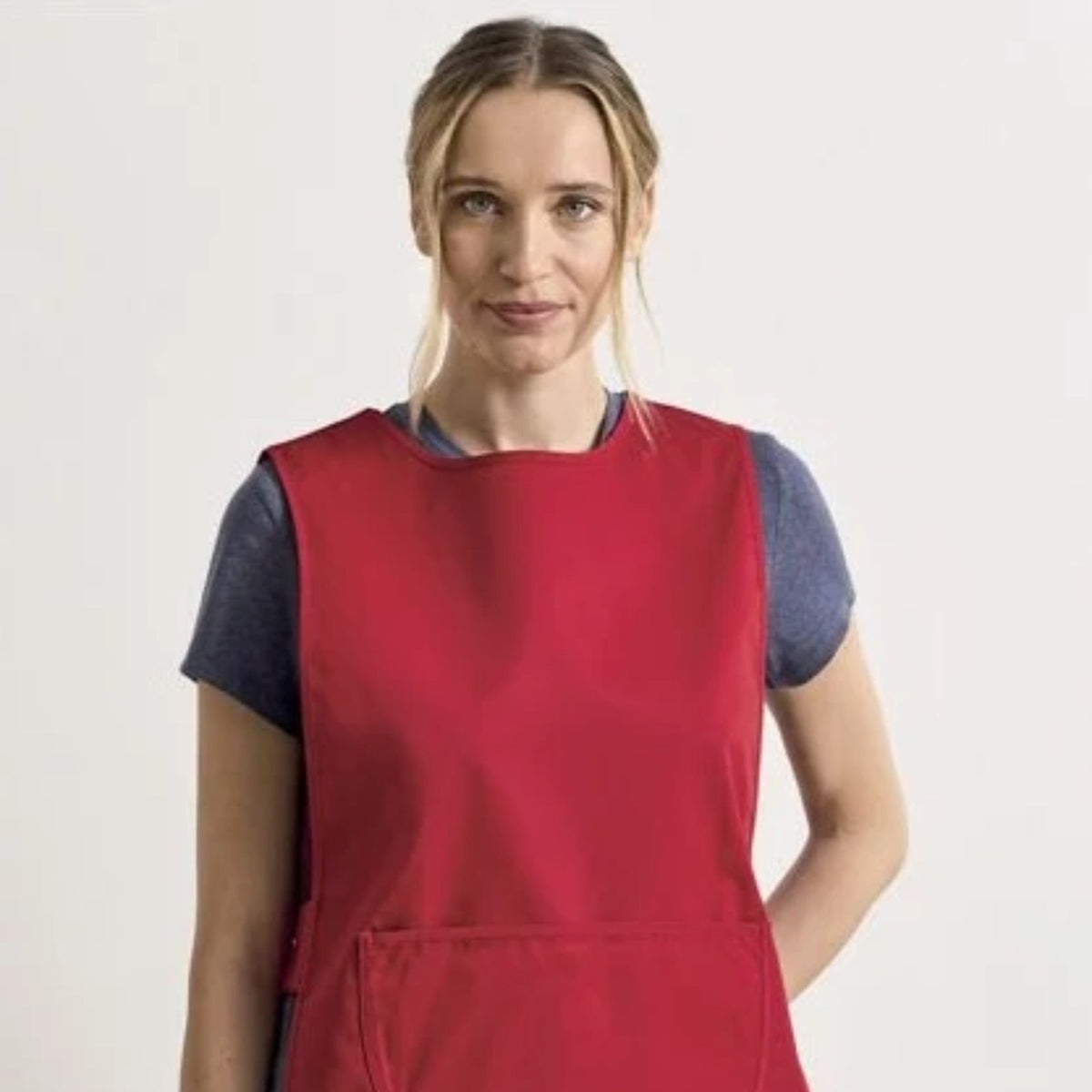 Tablier Chasuble, coloris rouge, porté