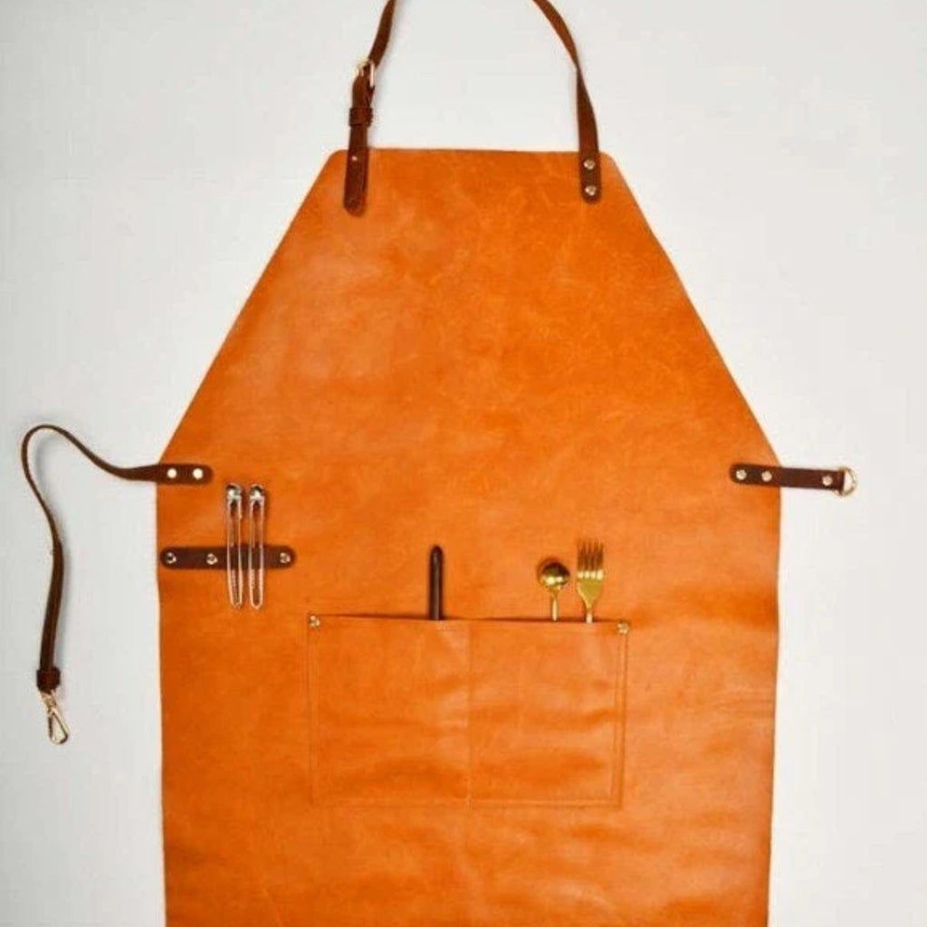 Kochschürze zum Grillen aus Leder, Braun, an der Wand