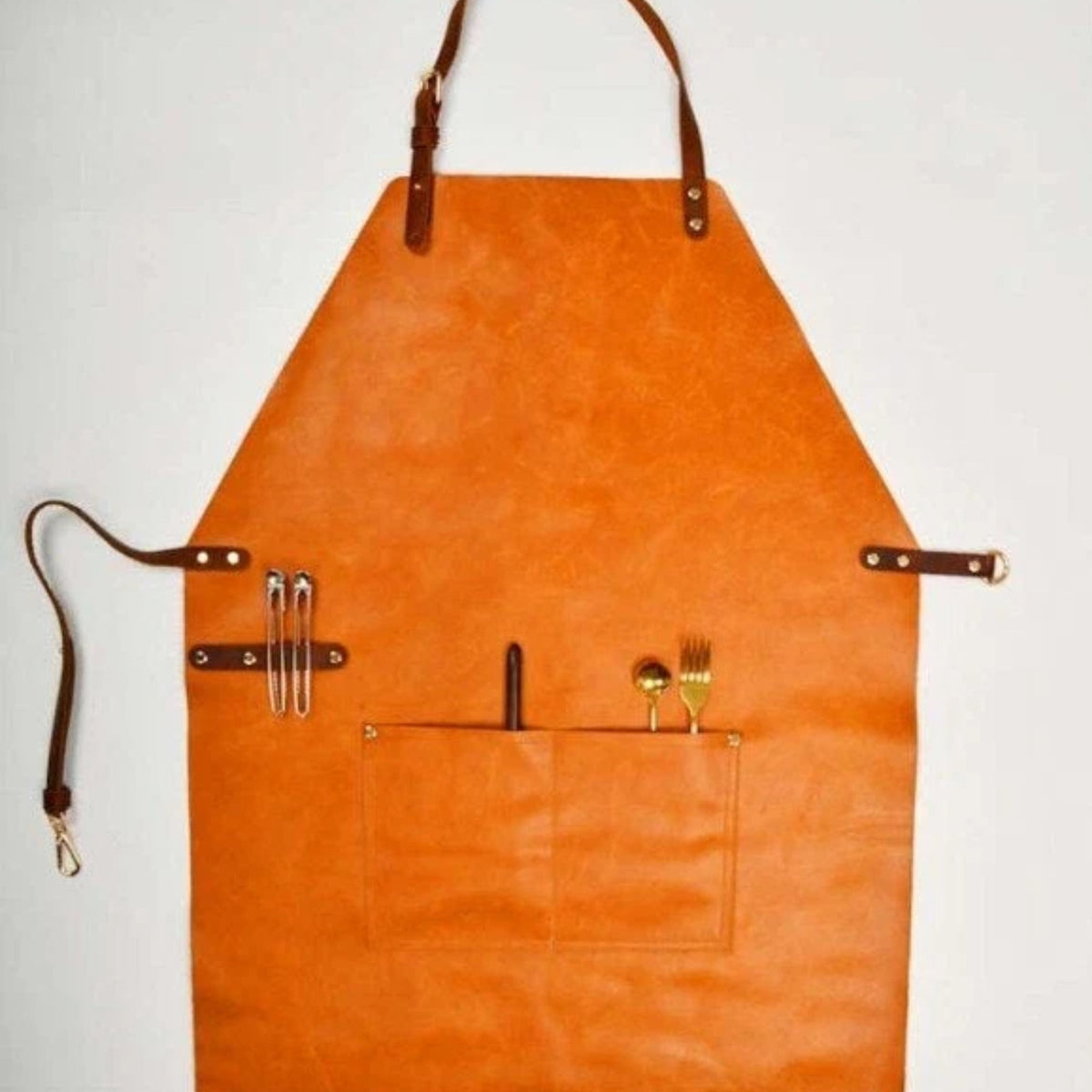Kochschürze zum Grillen aus Leder, Braun, an der Wand