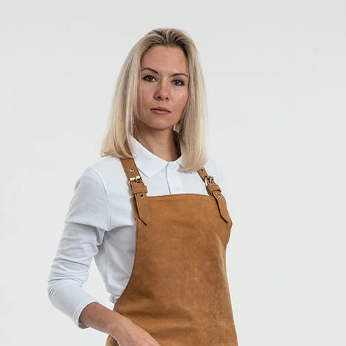 Kochschürze aus Leder, Naturbraun, getragen