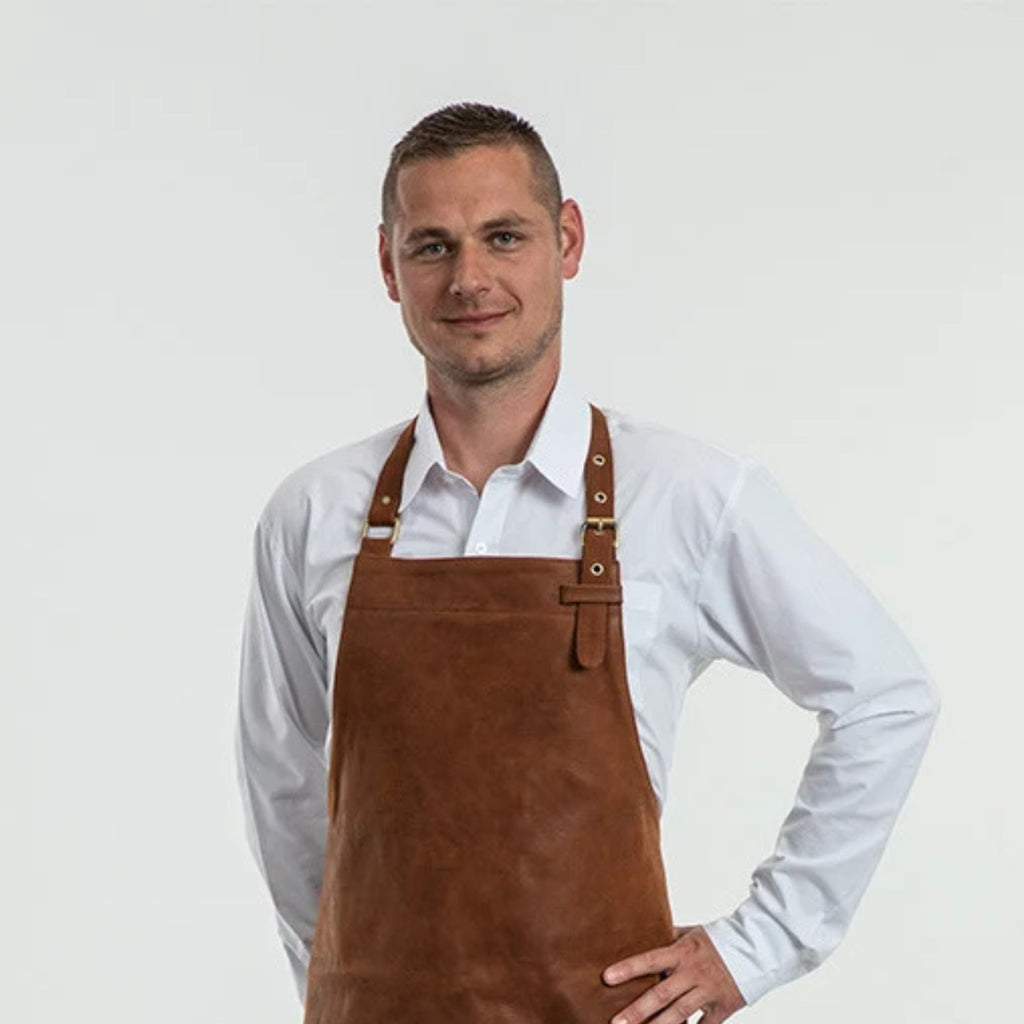 Kochschürze aus Leder, Vintage-Braun, getragen