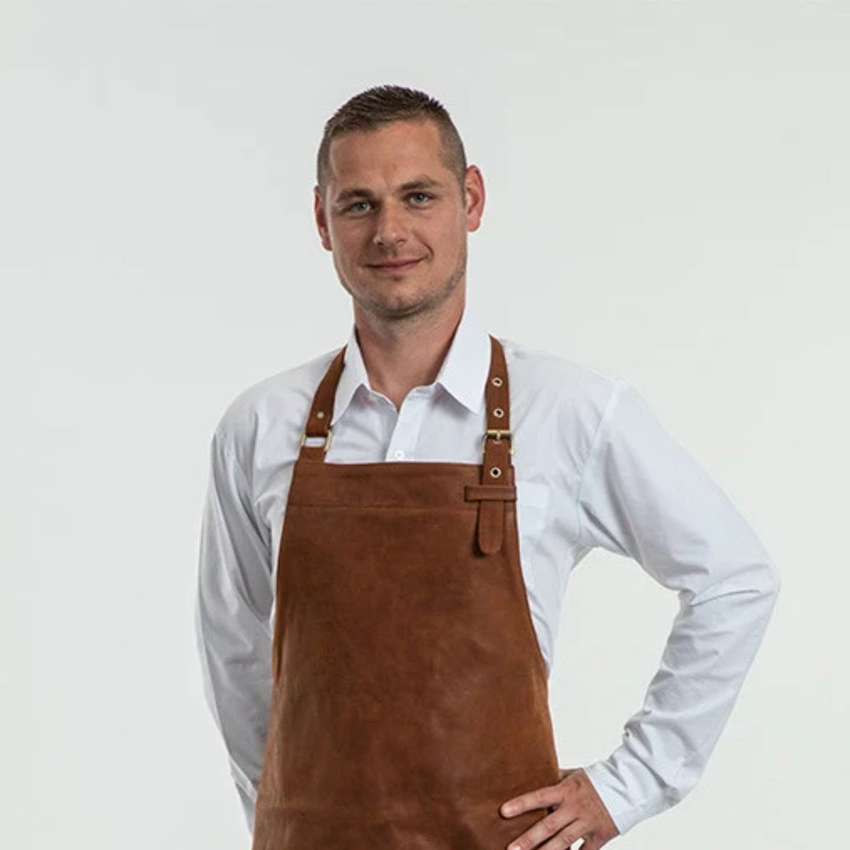 Kochschürze aus Leder, Vintage-Braun, getragen