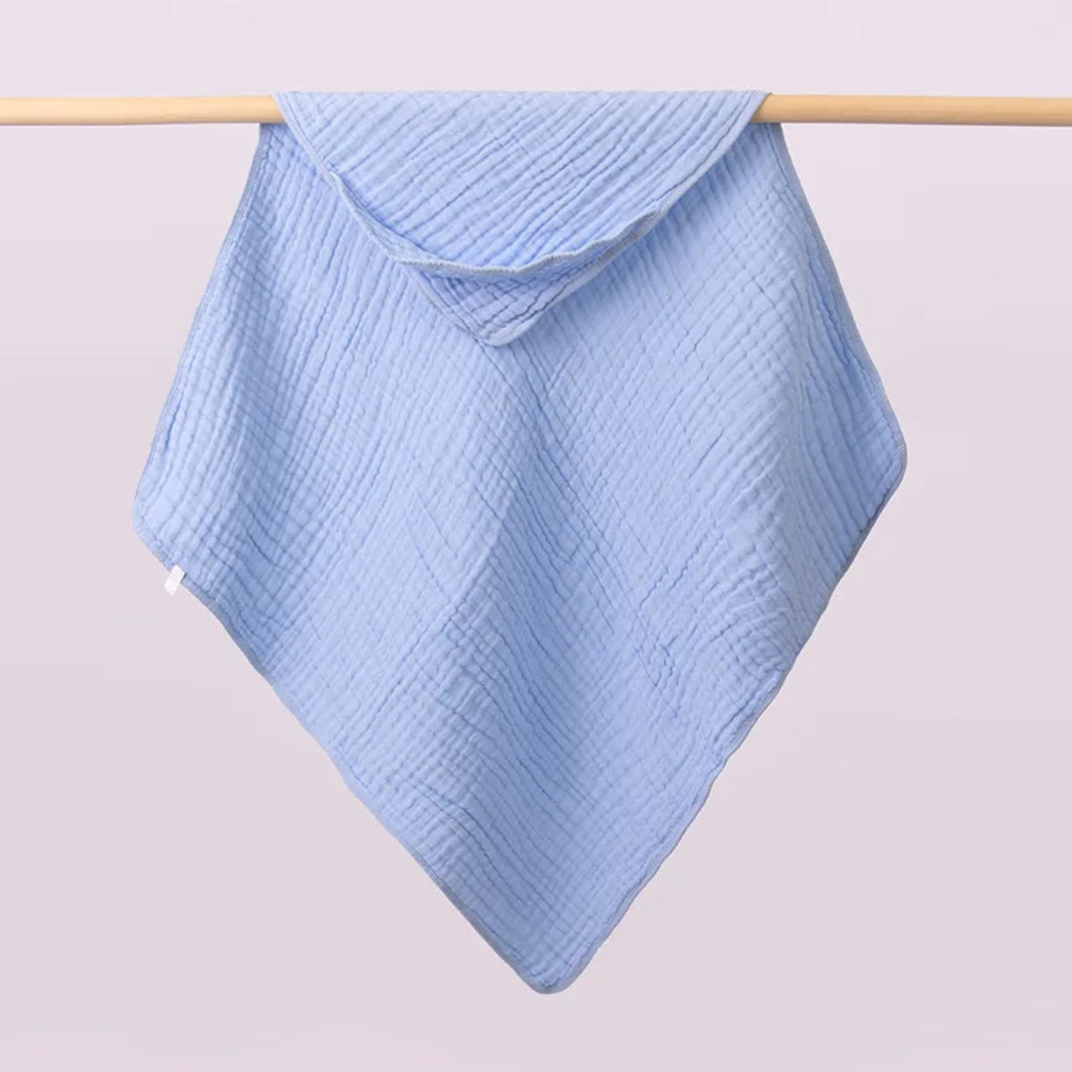 Tablier de bain bébé, la cape à capuche qu'on tend sur les bras, bleu ciel, capuche dans un angle