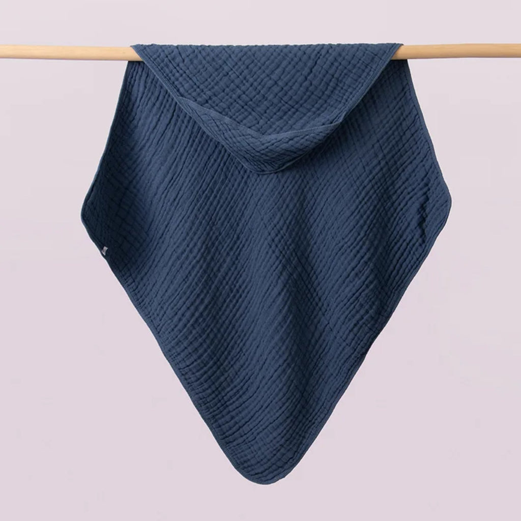 Tablier de bain bébé, la cape à capuche qu'on tend sur les bras, bleu foncé, capuche dans un angle