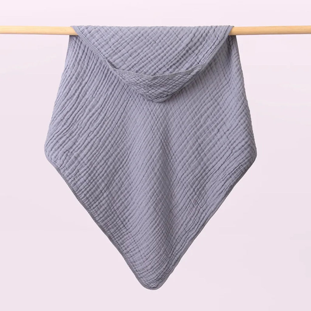 Tablier de bain bébé, la cape à capuche qu'on tend sur les bras, bleu Milan, capuche dans un angle
