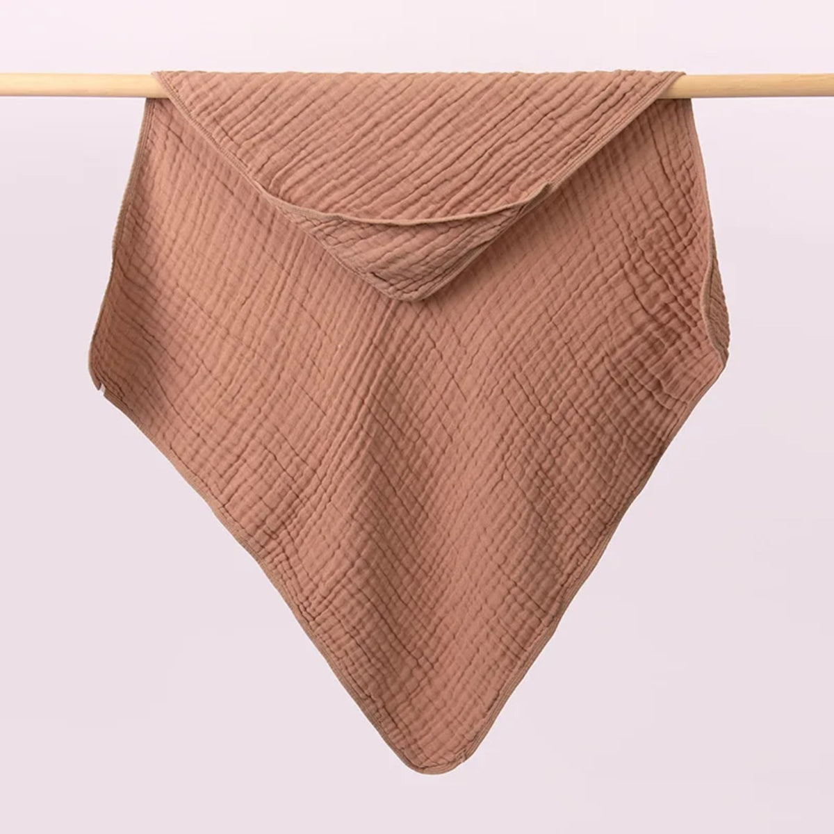 Tablier de bain bébé, la cape à capuche qu'on tend sur les bras, écru, capuche dans un angle