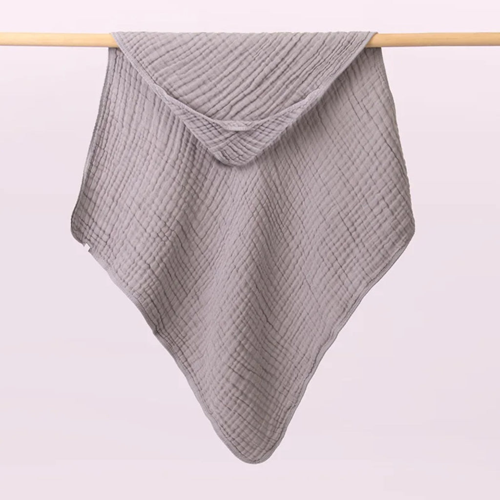 Tablier de bain bébé, la cape à capuche qu'on tend sur les bras, gris perle, capuche dans un angle