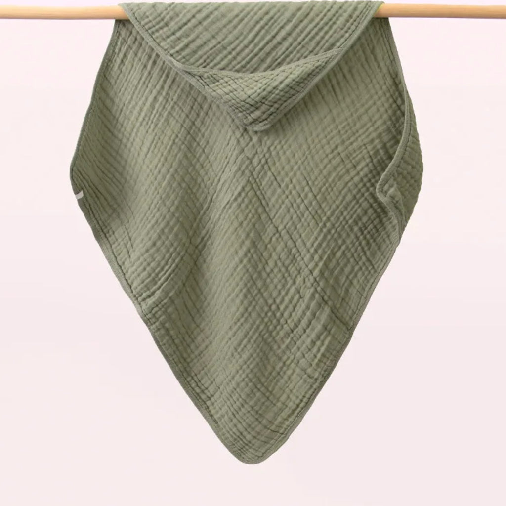 Tablier de bain bébé, la cape à capuche qu'on tend sur les bras, vert d’eau, capuche dans un angle