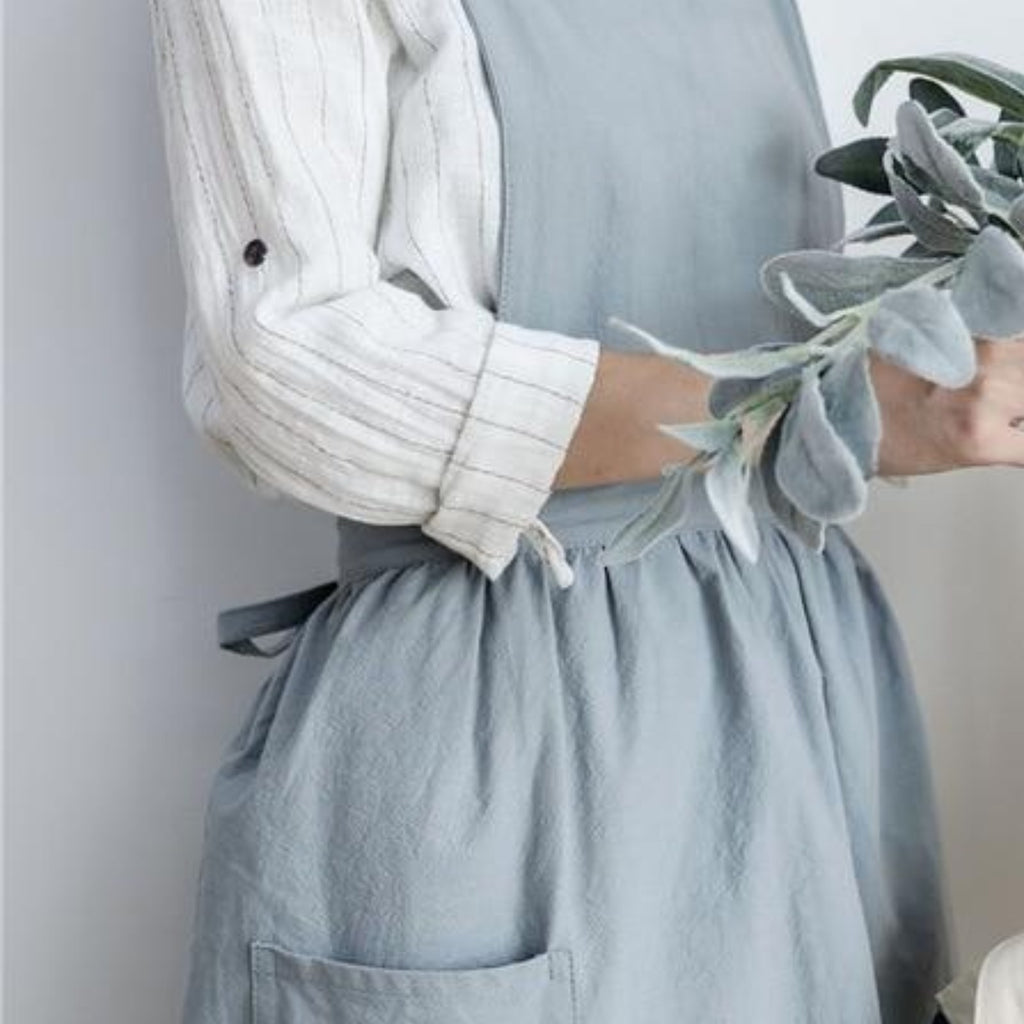 Grembiule da cucina giapponese in cotone, azzurro, indossato