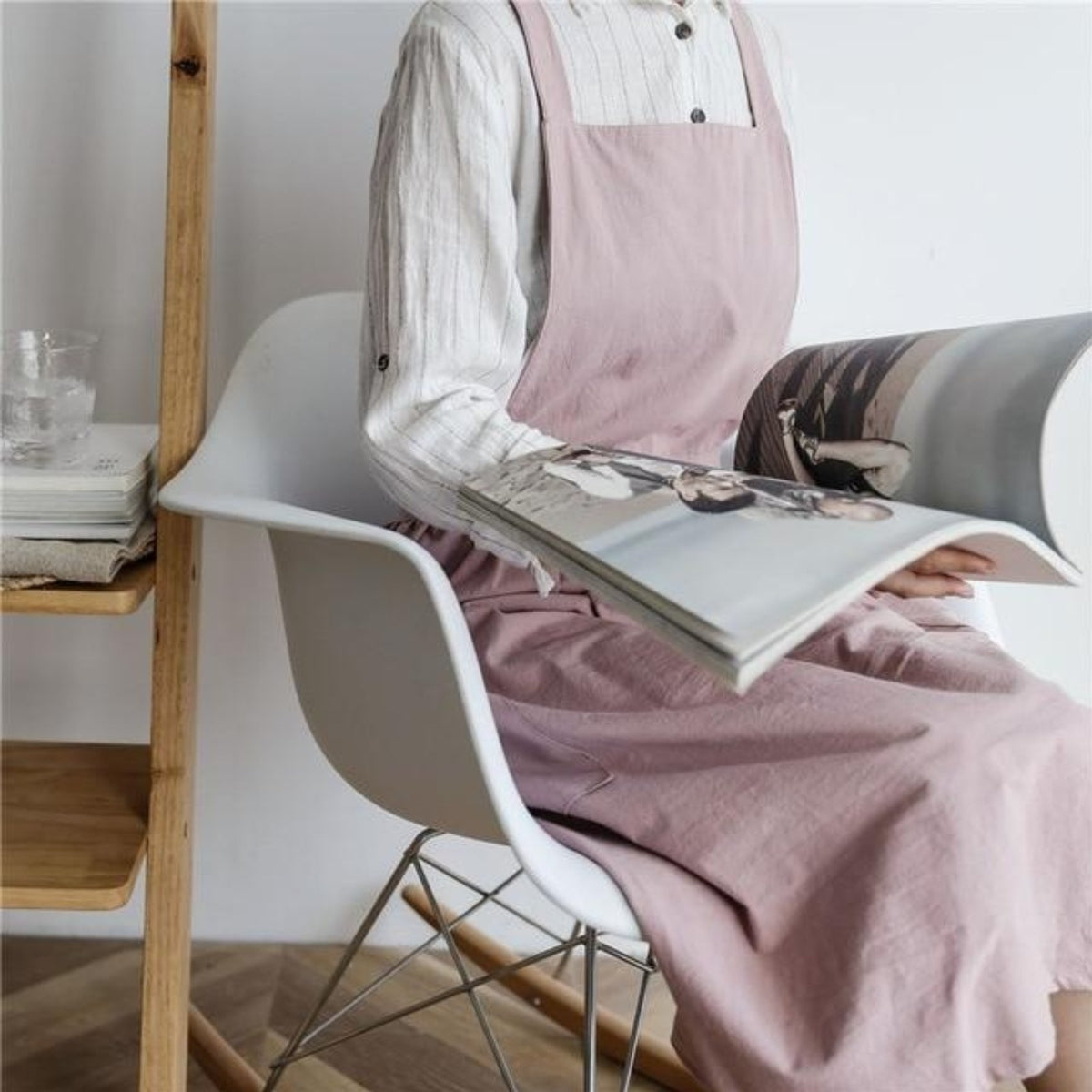 Grembiule da cucina giapponese in cotone, rosa, indossato