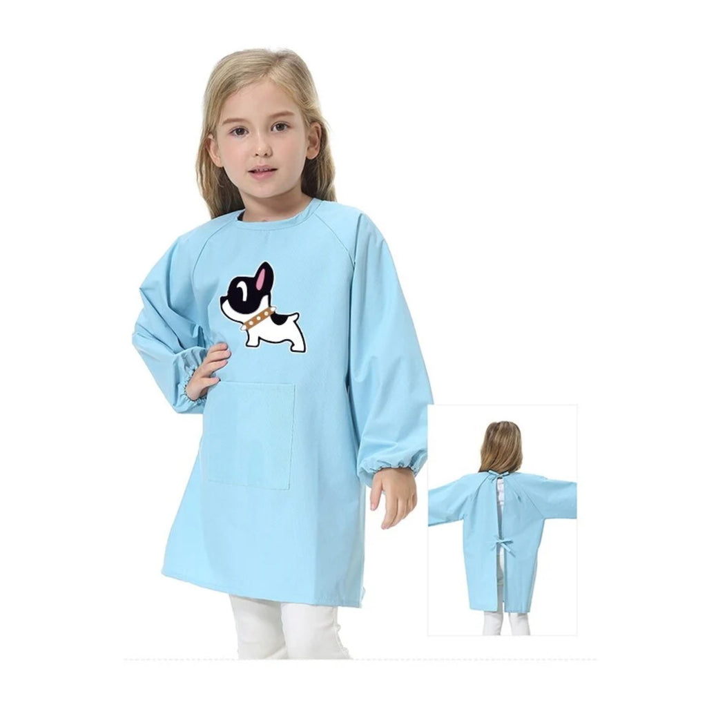 Kinderschürze für die Schule, Mädchen, mit kleinem Hund, Hellblau, getragen