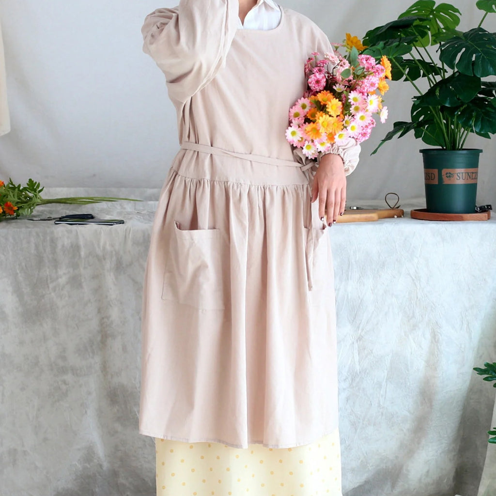 Floristenschürze mit langen Ärmeln, Beige, getragen