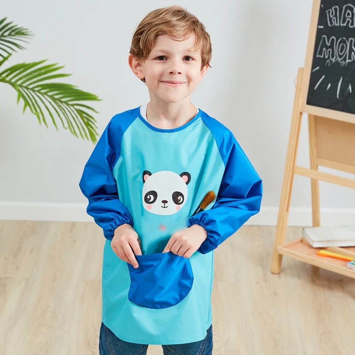 Kinderschürze Panda mit langen Ärmeln, Hellblau, getragen