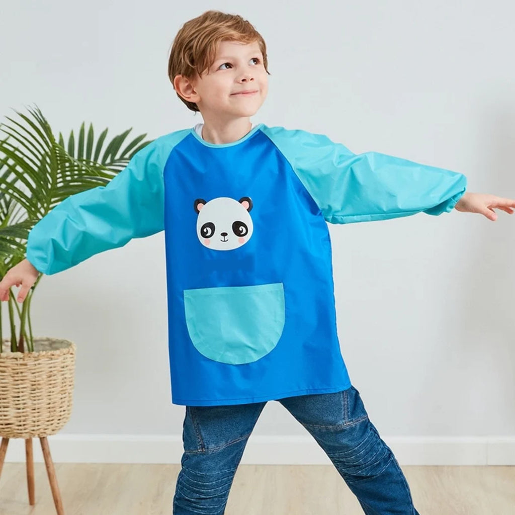 Kinderschürze Panda mit langen Ärmeln, Dunkelblau, getragen