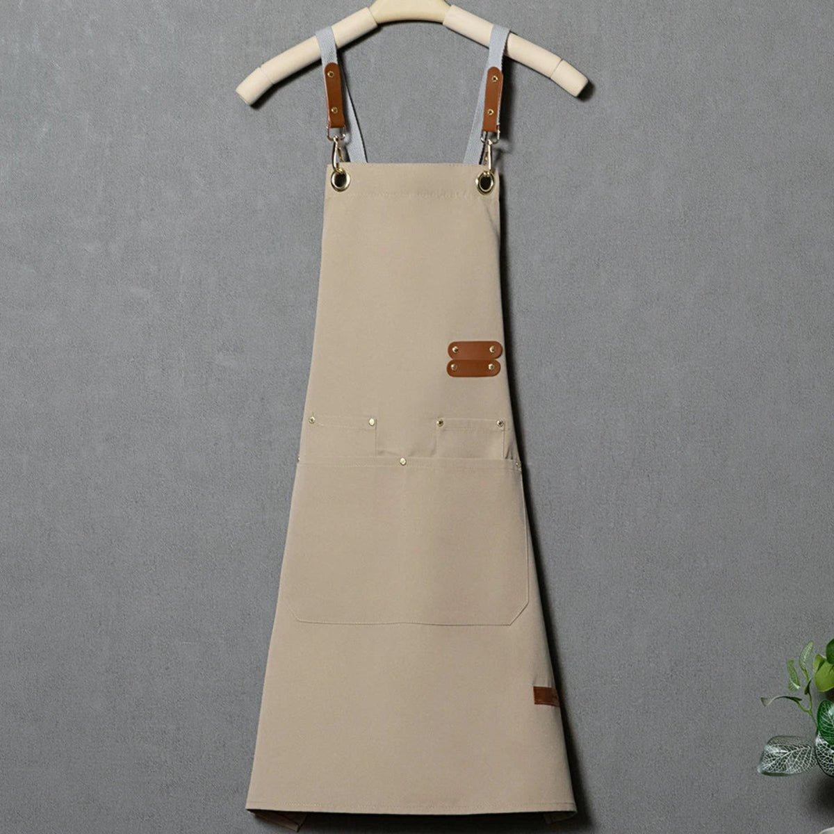 Tablier personnalisé brodé, votre logo au centre de la bavette, beige, sur cintre