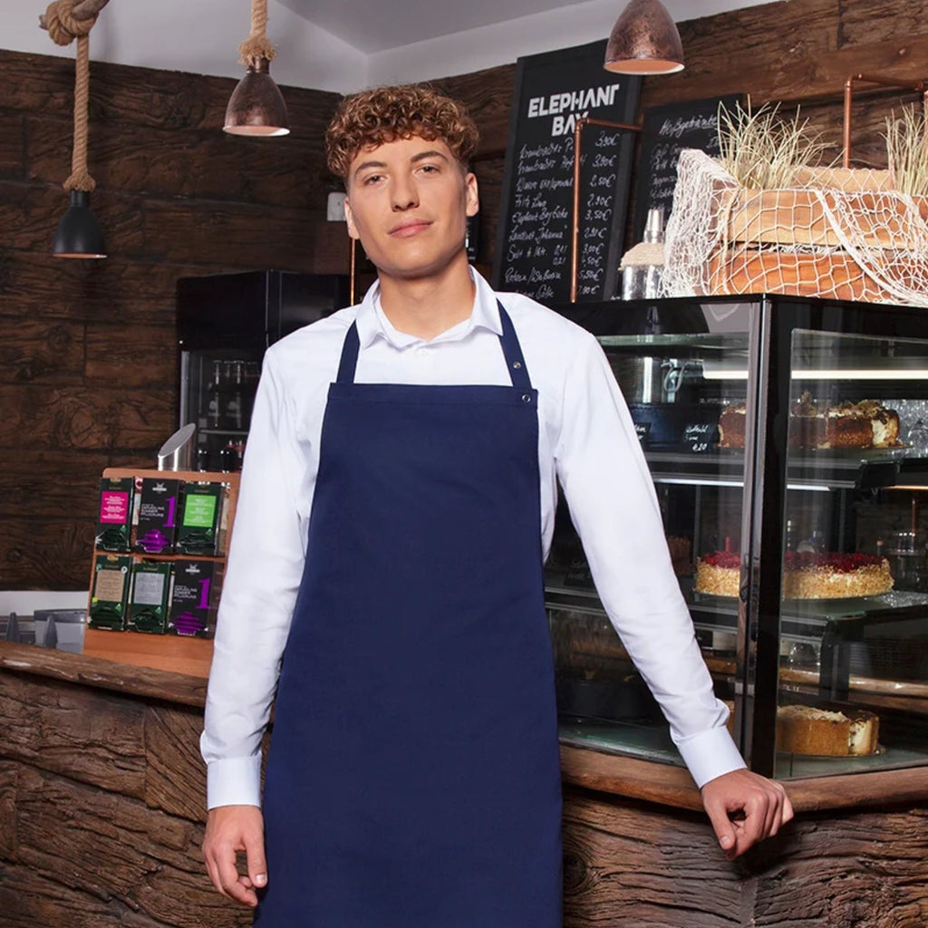 Tablier de restaurant à bavette, en sergé prélavé, bleu marine, porté en salle
